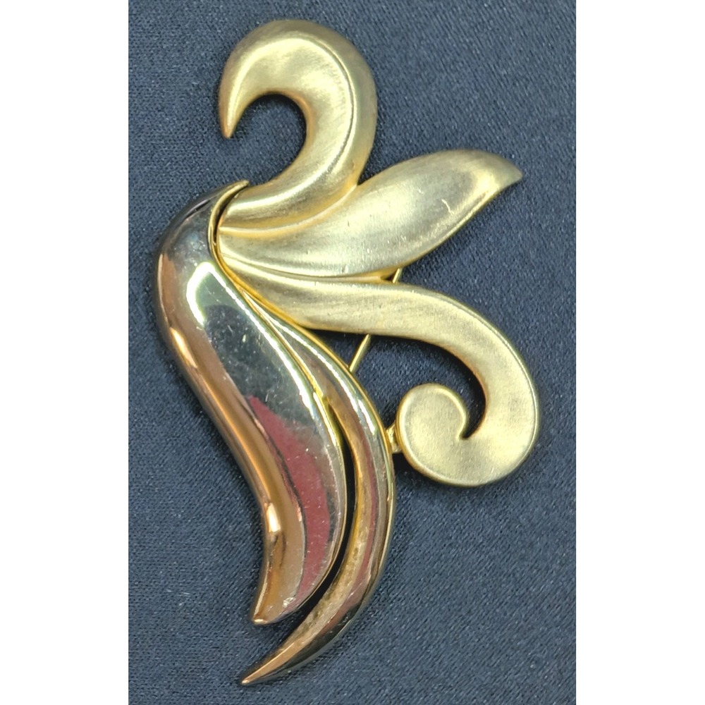 Casual Corner Modernest‎ Abstract Swirl Gold Tone Brooch Pin